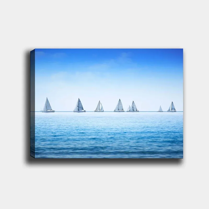 Canvas taulu 70x100 cm - Purjeveneet liitävät tyynellä järvellä kirkkaan sinisen taivaan alla, Sininen / Valkoinen