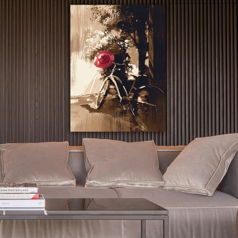 Canvas taulu 70x100 cm - Polkupyörä ja punainen hattu rehevässä vihreässä ympäristössä - Punainen / Ruskea / Musta - Sisustustuotteet - Taulu & taide - Canvas-taulu