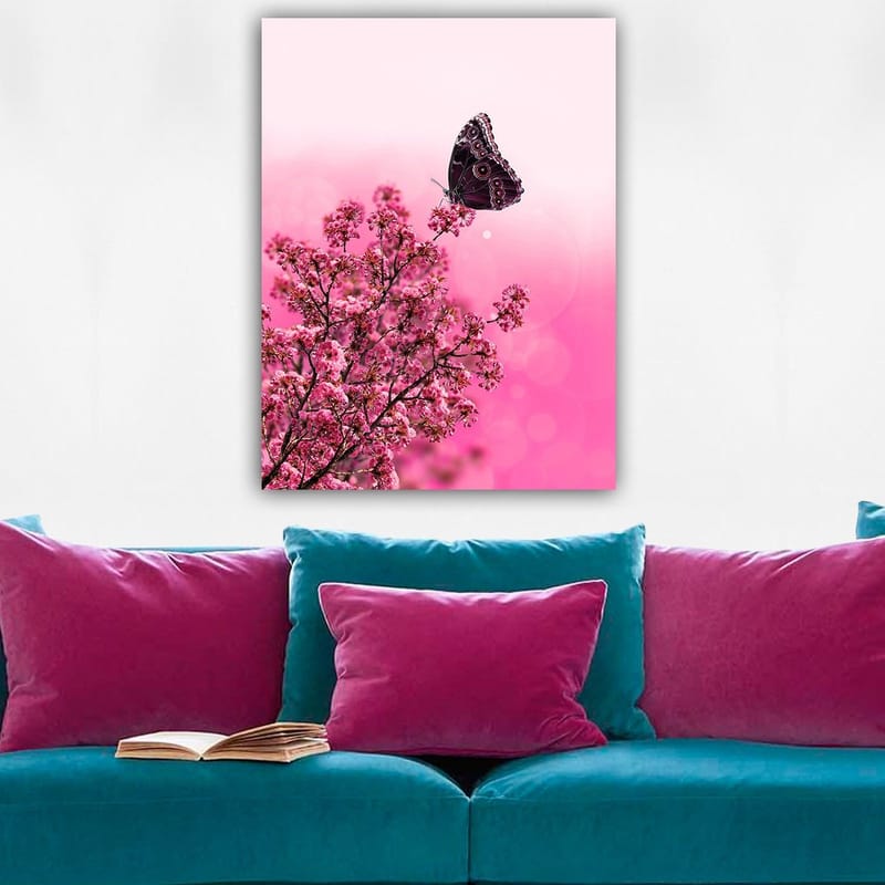 Canvas taulu 70x100 cm - Perhonen istuu kukkivalla oksalla vaaleanpunaisten kukkien keskellä - Tummanpunainen / Vaaleanpunainen / Musta - Sisustustuotteet - Taulu & taide - Canvas-taulu