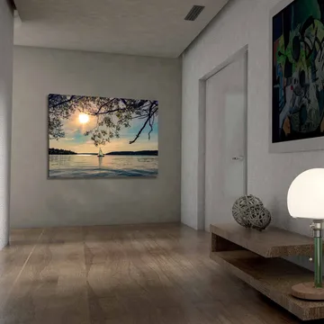 Canvas taulu 70x100 cm - Purjevene liukuu peilimäisen järven yli aurinkoisen taivaan alla - Sininen / Vihreä / Keltainen - Sisustustuotteet - Taulu & taide - Canvas-taulu