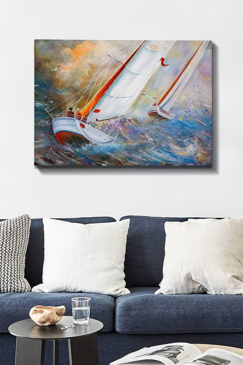 Canvas taulu 70x100 cm - Purjeveneet navigoivat raskaiden aaltojen läpi dramaattisessa meriympäristössä - Valkoinen / Oranssi / Sininen - Sisustustuotteet - Taulu & taide - Canvas-taulu