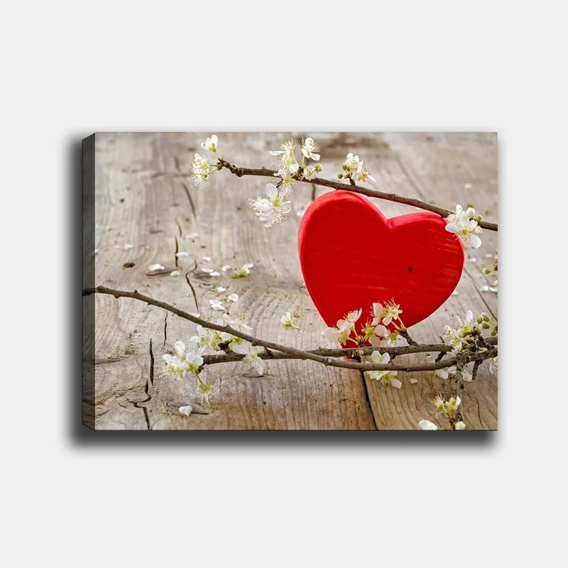 Canvas taulu 70x100 cm - Punainen sydän kukkien ympäröimänä puupinnalla, Punainen / Valkoinen