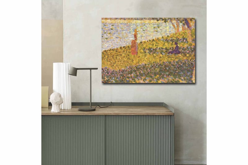 Canvas taulu 70x100 cm - Punamekkoinen nainen seisoo kukkivalla niityllä järven rannalla - Keltainen / Violetti / Vihreä - Sisustustuotteet - Taulu & taide - Canvas-taulu