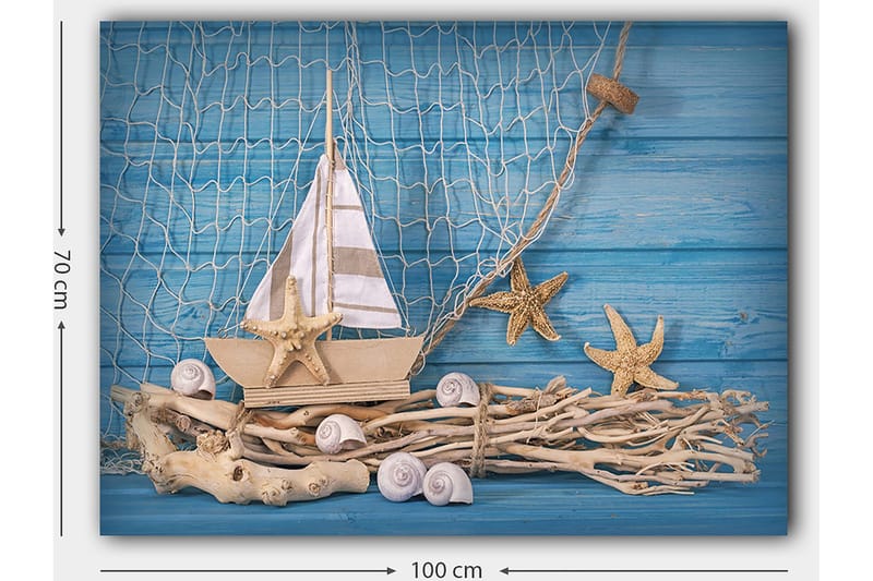 Canvas taulu 70x100 cm - Purjevene, jossa tähdenmuotoinen meritähti ja simpukankuoria puujalustalla, sinistä taustaa vasten - Sininen / Beige / Valkoinen - Sisustustuotteet - Taulu & taide - Canvas-taulu