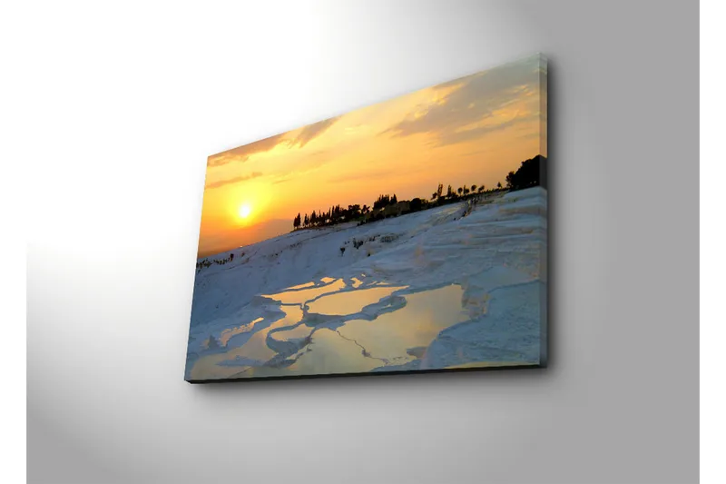 Canvas-taulu 70x45 cm - Auringonlasku lumisten maisemien ja mineraalipitoisten lähteiden yllä - Kulta / Valkoinen / Sininen - Sisustustuotteet - Taulu & taide - Canvas-taulu