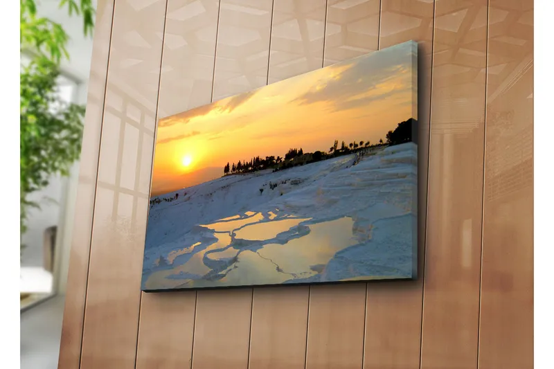 Canvas-taulu 70x45 cm - Auringonlasku lumisten maisemien ja mineraalipitoisten lähteiden yllä, Kulta / Valkoinen / Sininen