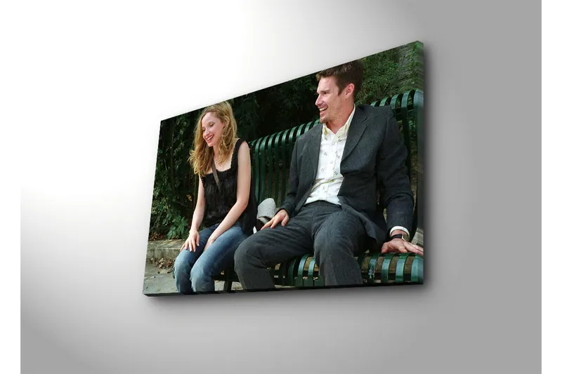 Canvas-taulu 70x45 cm - Iloinen vuorovaikutus kahden ihmisen välillä penkillä - Vihreä / Musta / Beige - Sisustustuotteet - Taulu & taide - Canvas-taulu