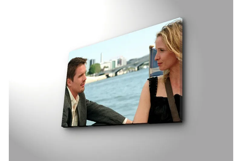 Canvas-taulu 70x45 cm - Kahden ihmisen intiimi keskustelu veden äärellä - Ihonväri / Musta / Sininen - Sisustustuotteet - Taulu & taide - Canvas-taulu