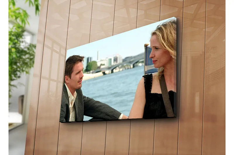 Canvas-taulu 70x45 cm - Kahden ihmisen intiimi keskustelu veden äärellä, Ihonväri / Musta / Sininen