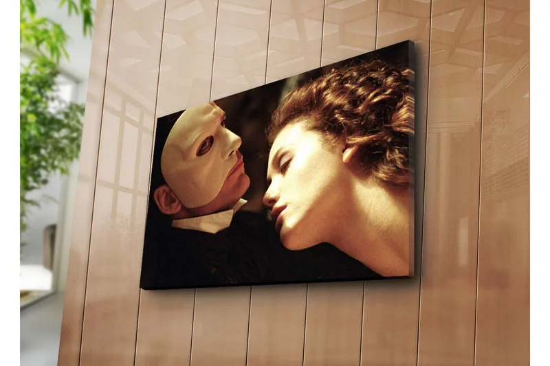 Canvas-taulu 70x45 cm - Kahden ihmisen välinen intensiivinen, tunteellinen kohtaus, jossa keskitytään naamioituneeseen mieheen ja naiseen, Ihonväri / Valkoinen / Musta