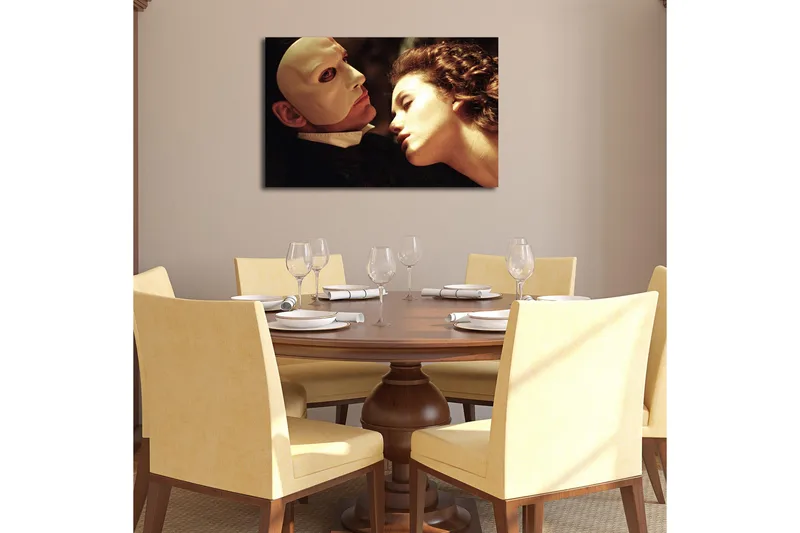 Canvas-taulu 70x45 cm - Kahden ihmisen välinen intensiivinen, tunteellinen kohtaus, jossa keskitytään naamioituneeseen mieheen ja naiseen - Ihonväri / Valkoinen / Musta - Sisustustuotteet - Taulu & taide - Canvas-taulu