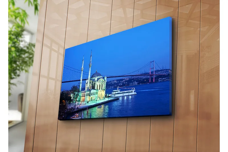 Canvas-taulu 70x45 cm - Kaunis näkymä moskeijasta veden äärellä, taustalla silta, Sininen / Vihreä / Valkoinen