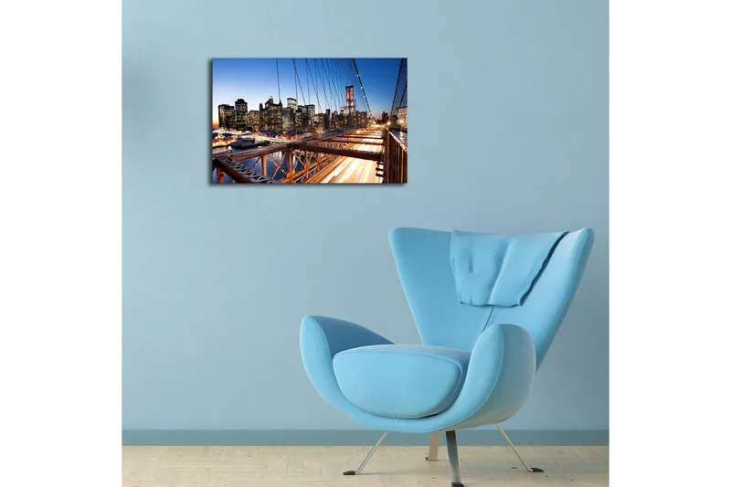 Canvas-taulu 70x45 cm - Kaupungin siluetti sillalla ja valoleikeillä hämärässä, Tummansininen / Oranssi / Musta