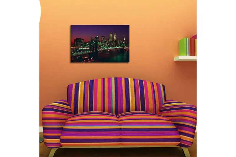 Canvas-taulu 70x45 cm - Kaupungin siluetti sillalla ja yövaloilla, Tummansininen / Vihreä / Violetti