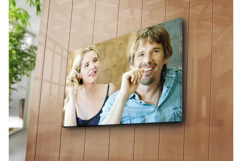 Canvas-taulu 70x45 cm - Muotokuva kahdesta ihmisestä rennossa keskustelussa, Ihonväri / Vaaleansininen / Beige