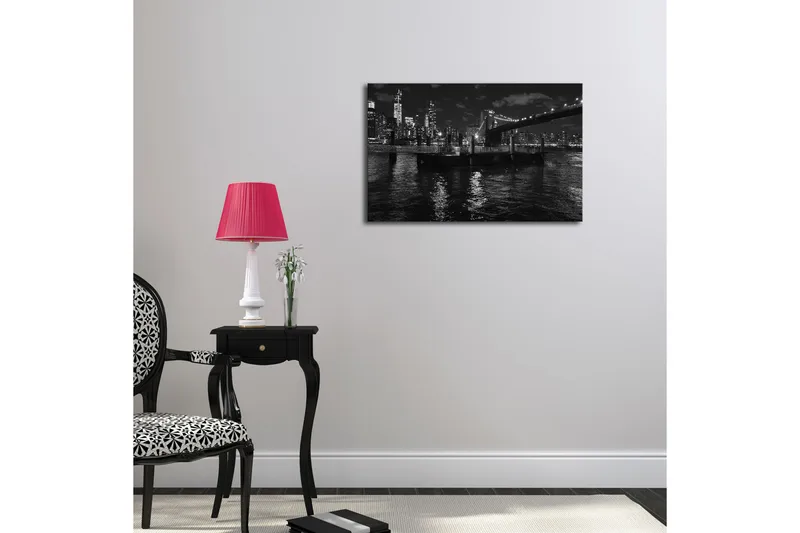 Canvas-taulu 70x45 cm - Mustavalkoinen kaupunkisiluetti, jossa on silta ja vene vedessä, Musta / Valkoinen / Harmaa