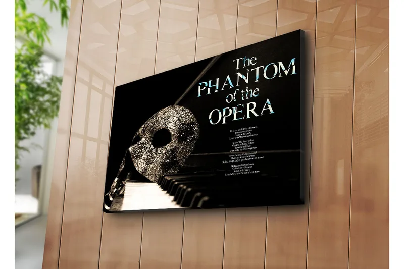 Canvas-taulu 70x45 cm - Naamio ja piano dramaattisessa sommitelmassa, Musta / Hopea / Valkoinen