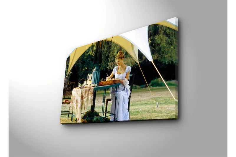 Canvas-taulu 70x45 cm - Nainen kirjoittaa pöydän ääressä teltan alla rehevässä ympäristössä - Vihreä / Valkoinen / Sininen - Sisustustuotteet - Taulu & taide - Canvas-taulu