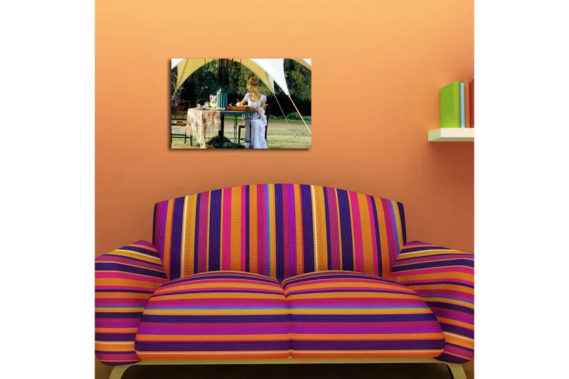 Canvas-taulu 70x45 cm - Nainen kirjoittaa pöydän ääressä teltan alla rehevässä ympäristössä - Vihreä / Valkoinen / Sininen - Sisustustuotteet - Taulu & taide - Canvas-taulu