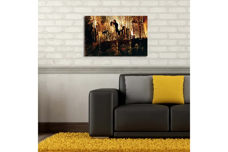 Canvas-taulu 70x45 cm - Romanttinen näkymä pariskunnasta upeassa ympäristössä valojen ja koristeiden ympäröimänä - Kulta / Musta / Beige - Sisustustuotteet - Taulu & taide - Canvas-taulu