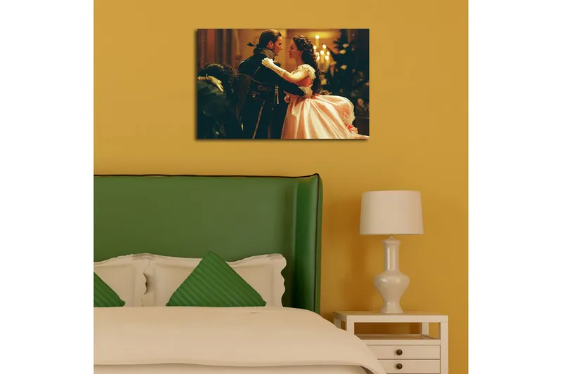 Canvas-taulu 70x45 cm - Romanttinen tanssi kahden historiallisissa vaatteissa olevan ihmisen välillä - Vaaleanpunainen / Musta / Kulta - Sisustustuotteet - Taulu & taide - Canvas-taulu