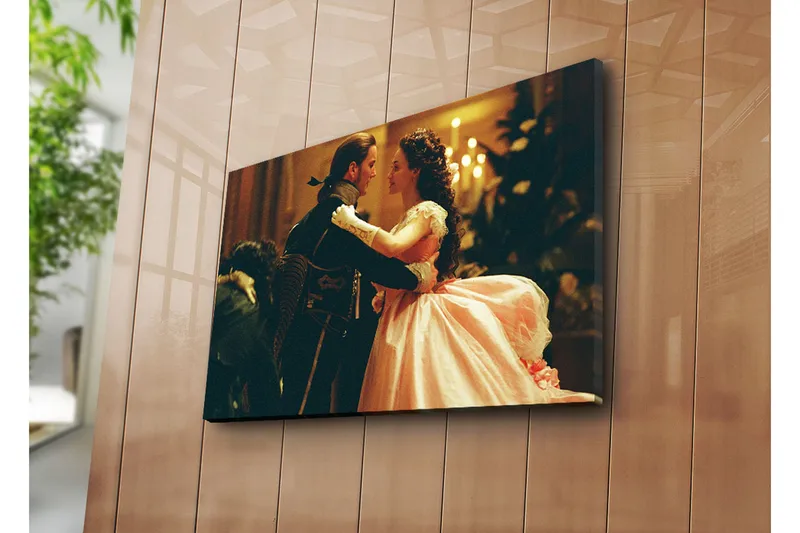 Canvas-taulu 70x45 cm - Romanttinen tanssi kahden historiallisissa vaatteissa olevan ihmisen välillä, Vaaleanpunainen / Musta / Kulta