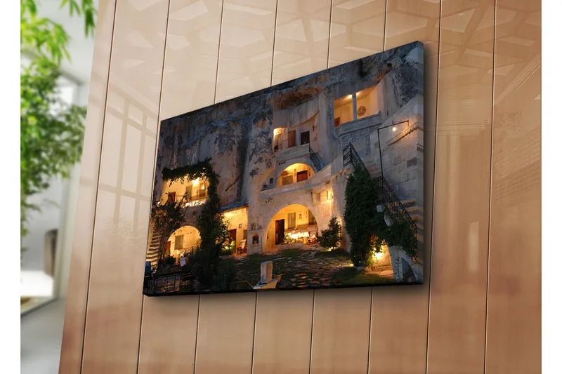 Canvas-taulu 70x45 cm - Tunnelmallinen näkymä luolamaisesta rakennuksesta valaistuksella ja vehreydellä - Beige / Vihreä / Tummansininen - Sisustustuotteet - Taulu & taide - Canvas-taulu