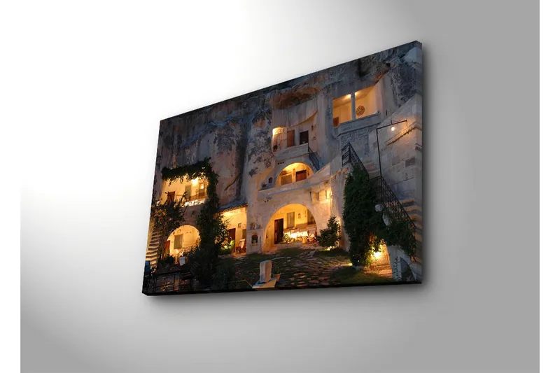 Canvas-taulu 70x45 cm - Tunnelmallinen näkymä luolamaisesta rakennuksesta valaistuksella ja vehreydellä - Beige / Vihreä / Tummansininen - Sisustustuotteet - Taulu & taide - Canvas-taulu