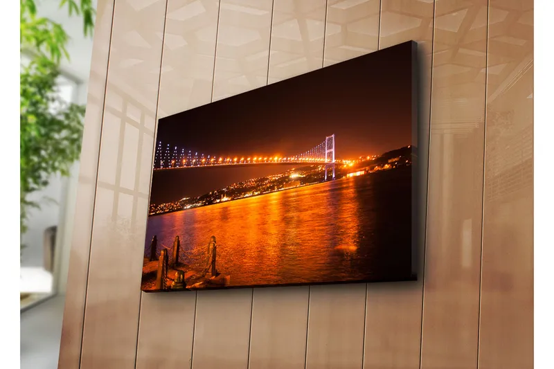 Canvas-taulu 70x45 cm - Valaistu silta kimaltelevan veden pinnan yli iltahämärässä - Tummansininen / Oranssi / Musta - Sisustustuotteet - Taulu & taide - Canvas-taulu