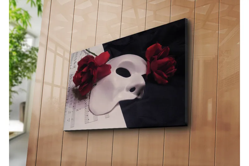 Canvas-taulu 70x45 cm - Valkoinen naamio punaisten ruusujen ympäröimänä, Valkoinen / Punainen / Musta