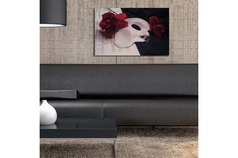 Canvas-taulu 70x45 cm - Valkoinen naamio punaisten ruusujen ympäröimänä - Valkoinen / Punainen / Musta - Sisustustuotteet - Taulu & taide - Canvas-taulu