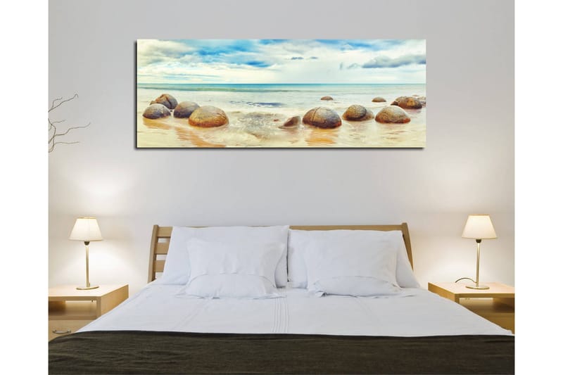 Canvas-taulu 80x30 cm - Pyöreitä kiviä rannalla, taustalla meri ja taivas - Sininen / Beige / Harmaa - Sisustustuotteet - Taulu & taide - Canvas-taulu