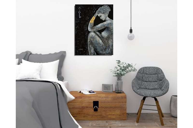Canvas-taulu - Alaston nainen mietteliäässä asennossa, käsivarressaan kultainen yksityiskohta - Musta / Harmaa / Kulta - Sisustustuotteet - Taulu & taide - Canvas-taulu