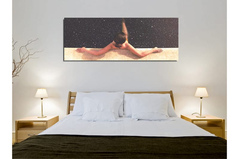 Canvas-taulu - Alaston nainen venyttelee uima-altaan yllä tähtitaivas taustalla - Tummansininen / Beige / Musta - Sisustustuotteet - Taulu & taide - Canvas-taulu