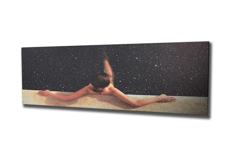 Canvas-taulu - Alaston nainen venyttelee uima-altaan yllä tähtitaivas taustalla, Tummansininen / Beige / Musta