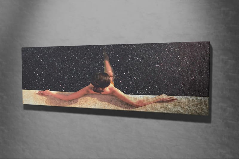 Canvas-taulu - Alaston nainen venyttelee uima-altaan yllä tähtitaivas taustalla - Tummansininen / Beige / Musta - Sisustustuotteet - Taulu & taide - Canvas-taulu