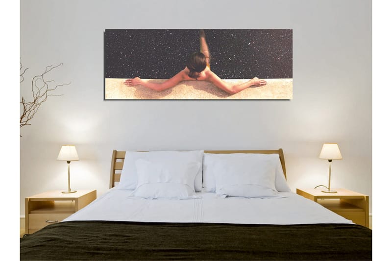 Canvas-taulu - Alaston nainen venyttelee uima-altaan yllä tähtitaivas taustalla - Tummansininen / Beige / Musta - Sisustustuotteet - Taulu & taide - Canvas-taulu