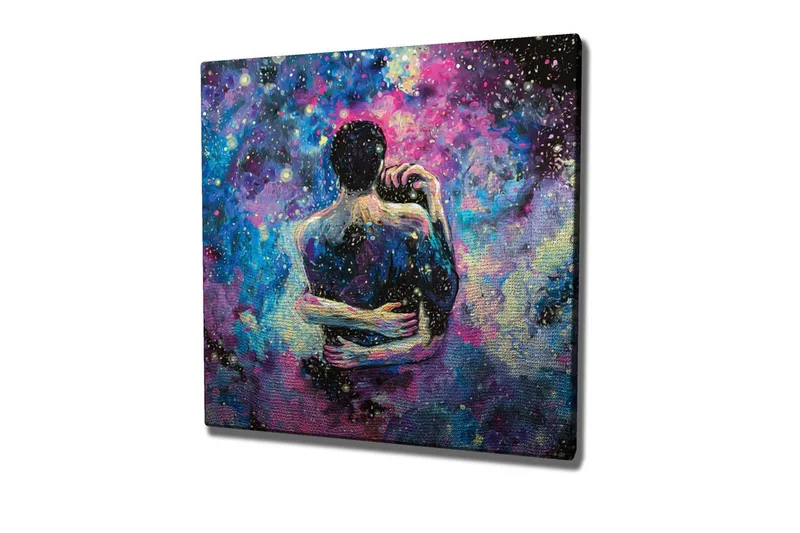 Canvas-taulu - Intiimi pari syleilee toisiaan tähtikirkkaassa galaksissa, Sininen / Violetti / Musta