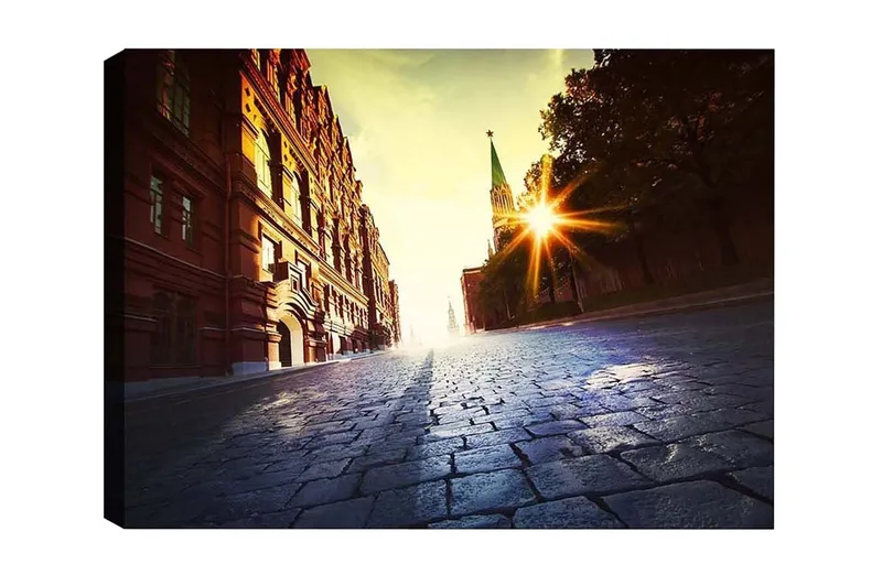 Canvas-taulu - Katuympäristö historiallisella arkkitehtuurilla ja auringonlaskun säteillä, Punainen / Keltainen / Sininen