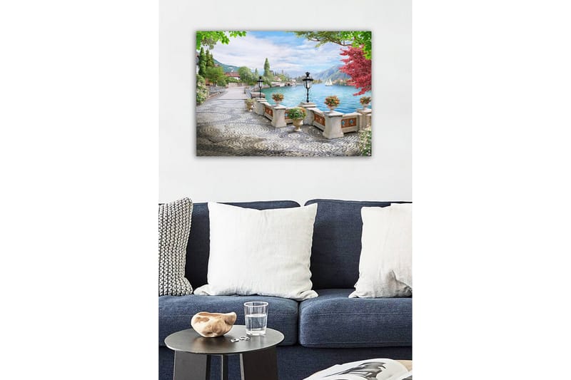 Canvas-taulu - Kaunis järvinäkymä rantakadulla ja ruukuissa olevilla kukilla - Vihreä / Sininen / Vaaleanpunainen - Sisustustuotteet - Taulu & taide - Canvas-taulu