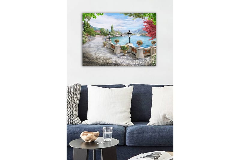 Canvas-taulu - Kaunis järvinäkymä rantakadulla ja ruukuissa olevilla kukilla - Vihreä / Sininen / Vaaleanpunainen - Sisustustuotteet - Taulu & taide - Canvas-taulu
