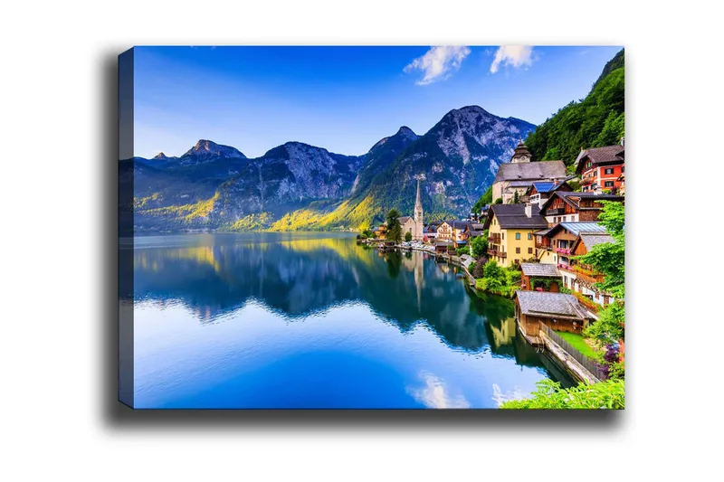 Canvas-taulu - Kaunis järvinäkymä värikkäillä taloilla rannalla ja majesteettisilla vuorilla taustalla - Sininen / Vihreä / Keltainen - Sisustustuotteet - Taulu & taide - Canvas-taulu