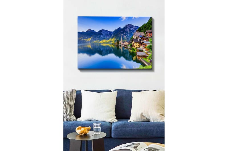 Canvas-taulu - Kaunis järvinäkymä värikkäillä taloilla rannalla ja majesteettisilla vuorilla taustalla - Sininen / Vihreä / Keltainen - Sisustustuotteet - Taulu & taide - Canvas-taulu