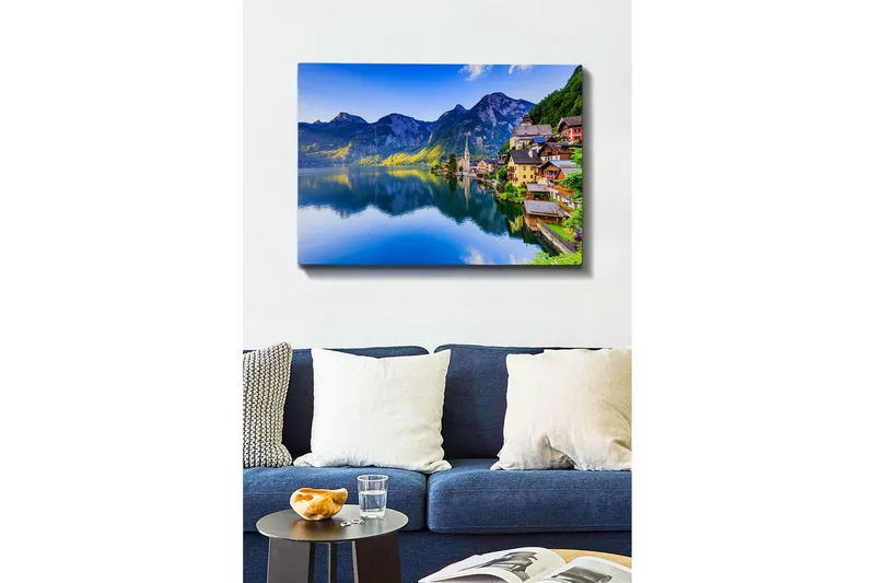 Canvas-taulu - Kaunis järvinäkymä värikkäillä taloilla rannalla ja majesteettisilla vuorilla taustalla - Sininen / Vihreä / Keltainen - Sisustustuotteet - Taulu & taide - Canvas-taulu