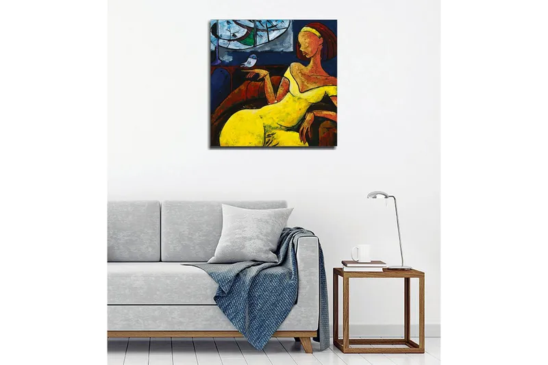 Canvas-taulu - Keltaiseen mekkoon pukeutunut nainen istuu lintu kädessään - Keltainen / Sininen / Punainen - Sisustustuotteet - Taulu & taide - Canvas-taulu