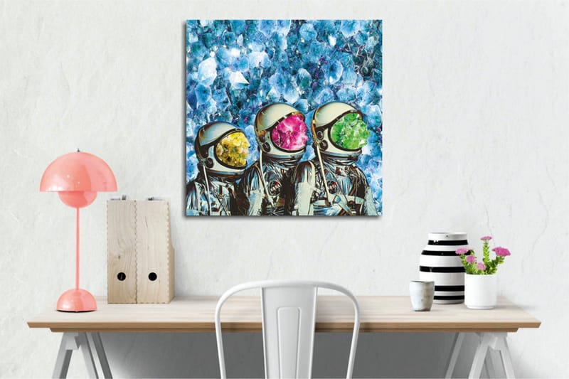 Canvas-taulu - Kolme astronauttia värikkäissä kypärissä kristallinkirkkaalla taustalla - Sininen / Vihreä / Vaaleanpunainen - Sisustustuotteet - Taulu & taide - Canvas-taulu