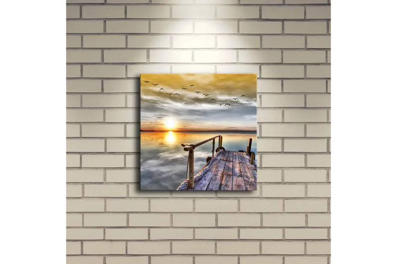 Canvas-taulu LED-valaistuksella 28x28 cm - Auringonlasku tyynen järven yllä, etualalla puinen laituri - Kulta / Sininen / Harmaa - Sisustustuotteet - Taulu & taide - Canvas-taulu