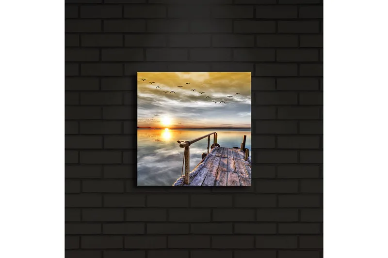 Canvas-taulu LED-valaistuksella 28x28 cm - Auringonlasku tyynen järven yllä, etualalla puinen laituri - Kulta / Sininen / Harmaa - Sisustustuotteet - Taulu & taide - Canvas-taulu