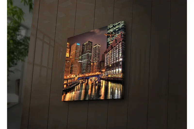 Canvas-taulu LED-valaistuksella 28x28 cm - Kaupungin siluetti valaistuilla pilvenpiirtäjillä veden reunalla, Kulta / Sininen / Musta