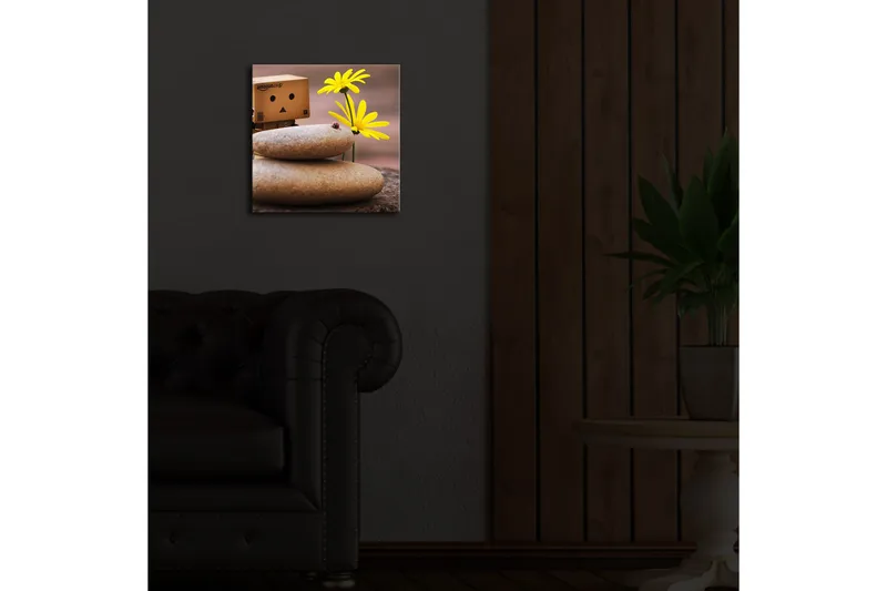 Canvas-taulu LED-valaistuksella 28x28 cm - Lelumainen hahmo keltaisilla kukilla ja kivillä - Keltainen / Harmaa / Ruskea - Sisustustuotteet - Taulu & taide - Canvas-taulu